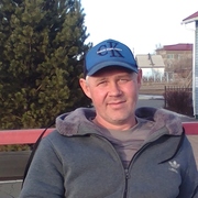 Иван, 41, Нововаршавка